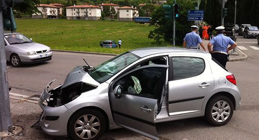 Passa col rosso, fa volare un' auto e si schianta