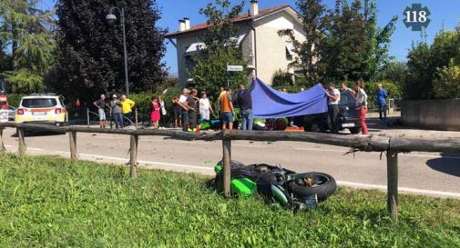 20enne si schianta in moto contro un'auto, è grave