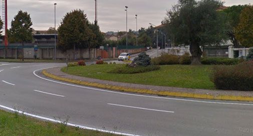 Cade in scooter e sbatte contro il cordolo. Trasportato in ospedale