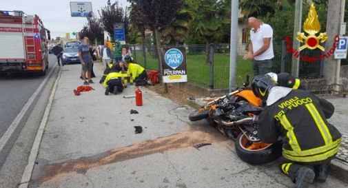 Schianto tra auto e moto, grave il centauro