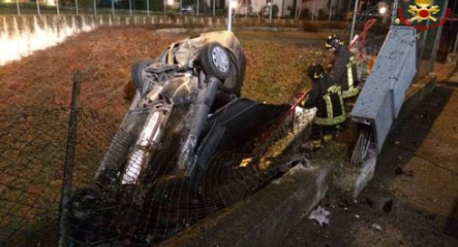 Schianto frontale, auto vola nel sottopasso. Tre feriti