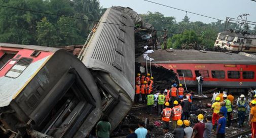 Scontro tra treni in India, 288 morti e oltre 900 feriti