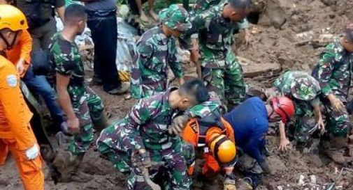 Inondazioni e frane, almeno 59 morti in Indonesia