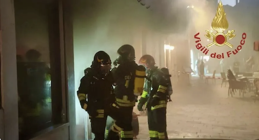 Incendio in un ristorante a Venezia, locale pieno di fumo
