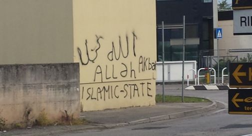 Scritte per lo stato islamico sulla cabina Enel