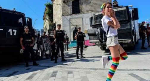 Istanbul, tensione al Gay Pride: polizia usa proiettili di gomma