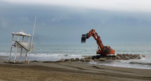 Sale sul pontile per fotografare il mare col maltempo, scivola e muore a Jesolo