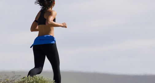 Si masturba davanti a tre ragazze che fanno jogging