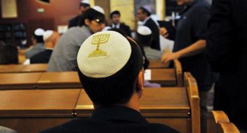 Milano, 15enne aggredito da coetanei perché porta la kippah