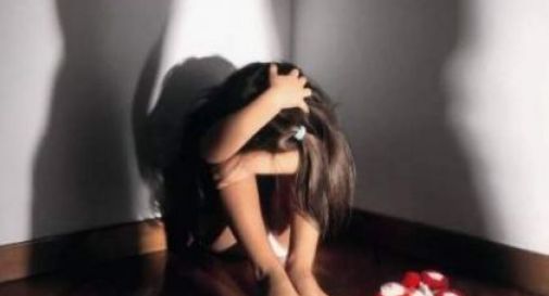 La moglie fa la baby-sitter, lui abusa delle bambine affidate