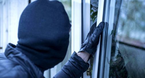 Trova i ladri aggrappati alla finestra che stanno per entrare in casa: paura a Sernaglia