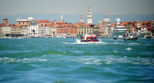 Cadavere affiora in laguna a Venezia