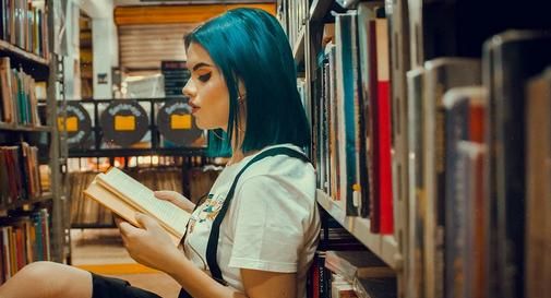 Ragazza in libreria