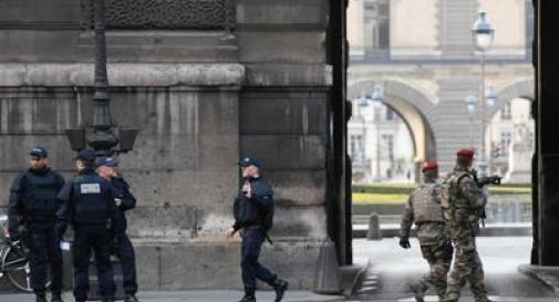 Paura al Louvre, aggredisce militari con machete. Hollande: 