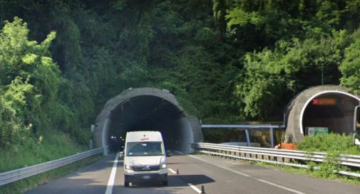 Vittorio Veneto, imbocca l'autostrada contromano e finisce contro un'auto