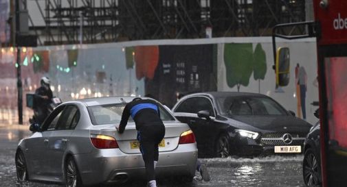 Piogge torrenziali a Londra, strade e metro chiuse: due ospedali inondati