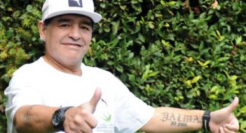 Maradona e il regalo speciale, arriva la maglia di Totti