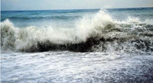 Bimba in balia del mare mosso, salvata da poliziotto e vigile del fuoco non in servizio