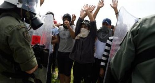 Idomeni, polizia lancia lacrimogeni contro profughi 