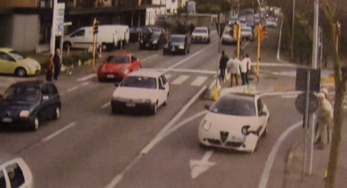 Sbanda per un colpo di sonno, sfascia tre auto e scappa