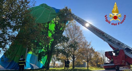 Mongolfiera finisce su un albero