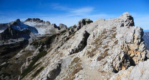 Donna precipita dalla vetta del monte e muore davanti al compagno