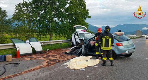 Domenica di sangue sulla Feltrina. Morti due ventenni. Un terzo giovane è molto grave