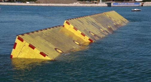 Vento rovescia un container nel cantiere del Mose, ferito operaio 