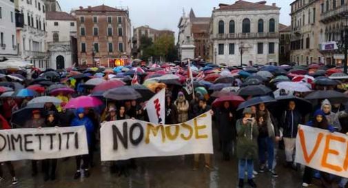 L'acqua alta non ferma la manifestazione contro il Mose, oltre 300 i manifestanti