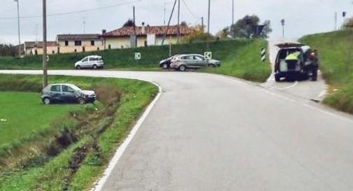 Motta, sbanda con l'auto e finisce nel fosso