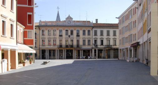 Sfrecciano con la moto da cross in pieno centro a Motta