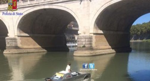 Trasforma un'auto in barca e naviga sul Tevere