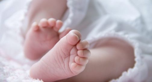 Partorisce alla stazione delle corriere, poi abbandona il piccolo