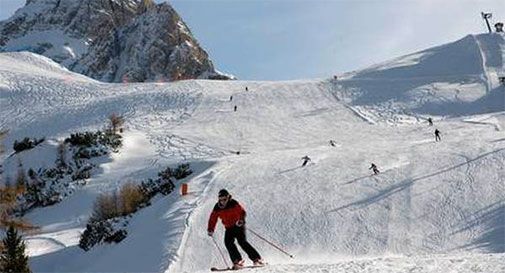 Si schianta su un albero con gli sci, gravissima 13enne