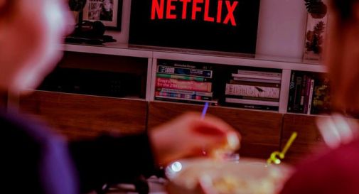 Netflix interrompe la trasmissioni e blocca le produzioni in Russia