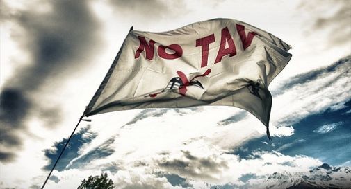 Corteo No Tav  apre cancello e supera barriera