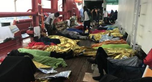 Ocean Viking soccorre 50 migranti, primo test per governo