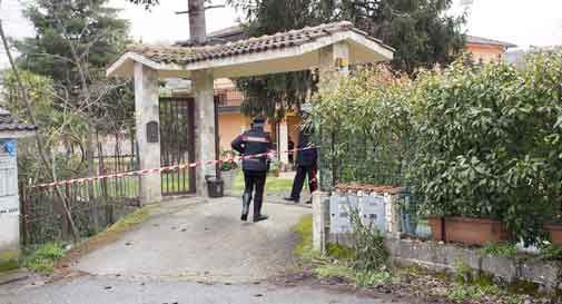 Orrore in casa: uccide la propria famiglia e poi si spara