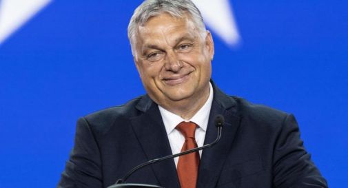 Orban 'buca' in gommone, salvato da giornalista