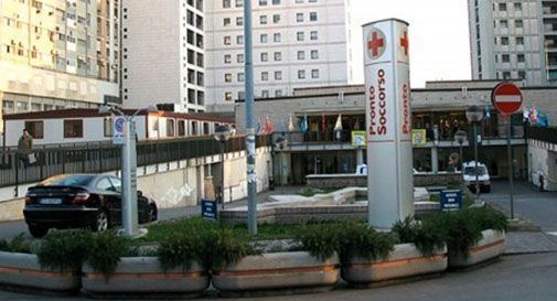 Furia al pronto soccorso: devasta i locali e aggredisce medici e infermieri 