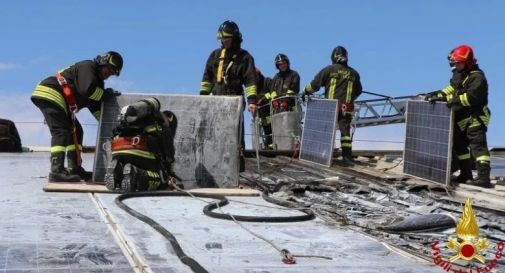 Fiamme ai pannelli fotovoltaici, la velocità dei soccorsi salva il tetto del capannone