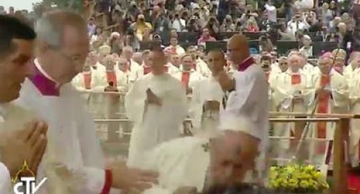 Papa Francesco in Polonia, inciampa e cade davanti all'altare