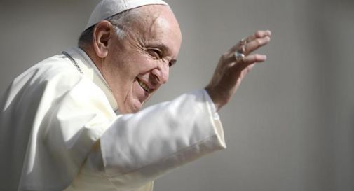 Il Papa benedice il negozio di dischi di una vecchia amica