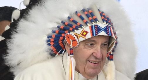 Papa Bergoglio 'indiano', si fa mettere il copricapo tradizionale