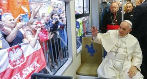 Papa a Cracovia sale sul tram per raggiungere i giovani della Gmg
