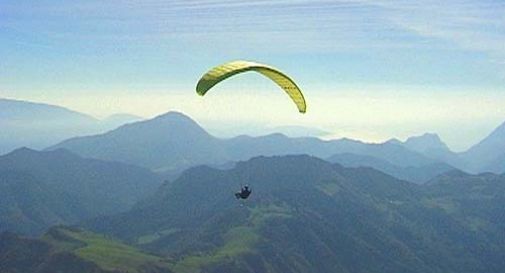 Pilota di parapendio precipita, scattano i soccorsi