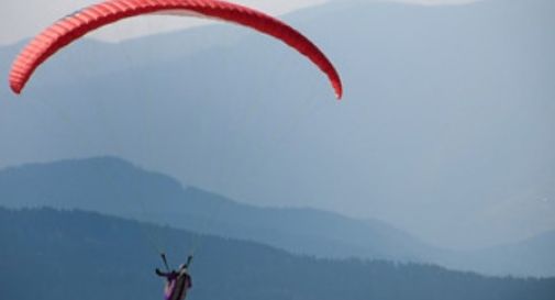 Precipita col parapendio, poi fa l’autostop