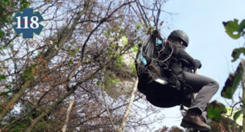 Scontro in volo per piloti parapendio, precipitano e restano appesi ad alberi