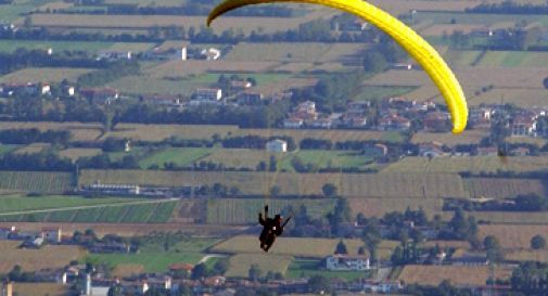 Piloti di parapendio si scontrano in volo