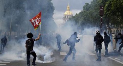 Scontri violenti al corteo di Parigi, la polizia usa gli idranti: 15 fermi e 26 feriti